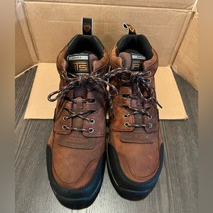 Ariat men’s waterproof terrain hikers -Size 9.5 D comes with the box.
